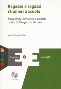 Copertina di 'Ragazze e ragazzi stranieri a scuola. Intercultura, istruzione e progetto di vita in Europa e in Toscana. Con CD-ROM'