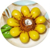 Immagine di 'Angelo in resina con fiore giallo da 6 cm'