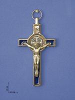 Croce in metallo "San Benedetto" su sfondo blu - altezza 8 cm