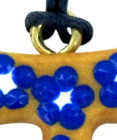 Immagine di 'Tau in legno di ulivo con fiori blu e laccio - 2 cm'