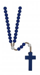 Copertina di 'Rosariocon grani in plastica blu e pater bianchi, diametro 7,5 mm, con legatura in seta e croce in legno'