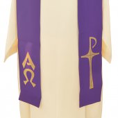 Immagine di 'Stola viola con ricamo a croce e scritta "alfa e omega"'