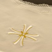 Immagine di 'Vestina per Battesimo con ricamo a croce bianca e dorata'