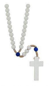 Copertina di 'Rosariocon grani in plastica bianca e pater blu, diametro 7,5 mm, con legatura in seta e croce in legno'