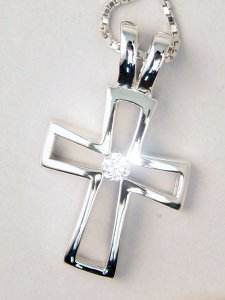 Copertina di 'Collana in argento con croce traforata e zircone al centro'