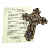 Immagine di 'Croce dell'Accoglienza in legno con decoro a rilievo e pagellina - dimensioni 10x15 cm'