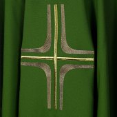 Immagine di 'Casula verde con ricamo a croce stilizzata bicolore'