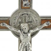 Immagine di 'Croce San Benedetto da tavolo in ulivo e metallo con base - 9 cm'