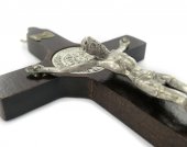 Immagine di 'Crocifisso San Benedetto da parete in legno con Cristo in metallo - 12 cm'