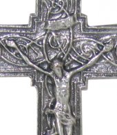 Immagine di 'Croce da tavolo in metallo argentato con base in legno - 5 cm'