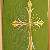 Immagine di 'Stola verde con croce e simboli eucaristici ricamati'