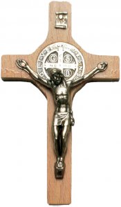 Copertina di 'Crocifisso San Benedetto in legno naturale con Cristo in metallo - 20 cm'