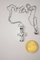 Immagine di 'Collana in argento con croce traforata e zircone al centro'