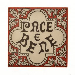 Copertina di 'Piastrellina da appendere "Pace e bene" su sfondo rosso'