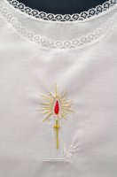 Immagine di 'Vestina per Battesimo con ricamo a candela e croce dorata'