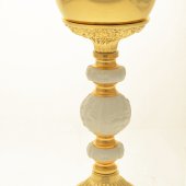 Immagine di 'Calice dorato con nodo bianco e base stile barocco - altezza 26 cm'