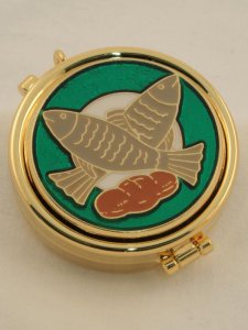 Copertina di 'Teca eucaristica porta ostie dorata con coperchio smaltato "Pani e pesci" - diametro 5 cm'