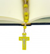 Immagine di 'Rosario economico in legno tondo giallo diametro mm 7 legatura in seta'
