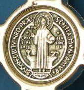 Immagine di 'Croce in metallo "San Benedetto" su sfondo nero - altezza 8 cm'