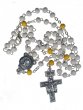 Rosario in legno bianco e giallo con croce di San Damiano e medaglia di Papa Francesco