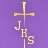 Immagine di 'Coprileggio viola con frangia e ricamo a croce con scritta IHS'