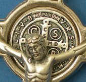 Immagine di 'Croce in metallo "San Benedetto" su sfondo blu - altezza 8 cm'