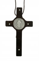 Immagine di 'Croce San Benedetto in legno con Cristo in metallo - 8 cm'