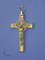 Croce in metallo "San Benedetto" su sfondo bianco - altezza 8 cm