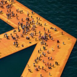 Copertina di 'Christo and Jeanne-Claude. The floating piers. Project for lake Iseo, Italy 2014-2016. Ediz. italiana e inglese'