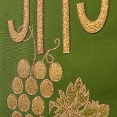 Immagine di 'Stola verde con grappolo d'uva e cristogramma IHS ricamati'