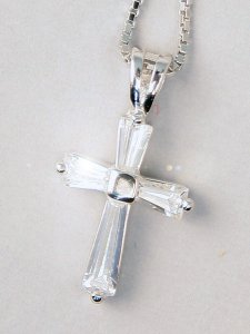 Copertina di 'Collana in argento e zirconi con croce stilizzata'