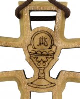 Immagine di 'Bomboniera comunione: Croce in legno d'ulivo traforata con calice - 4,7 cm'