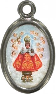 Copertina di 'Medaglia Gesù Bambino di Praga in metallo nichelato e resina - 1,5 cm'