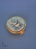 Teca eucaristica porta ostie dorata con placca argentata "Colomba, alfa e omega" - diametro 5 cm