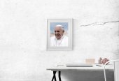 Immagine di 'Quadro "Papa Francesco" con passe-partout e cornice minimal - dimensioni 53x43 cm'